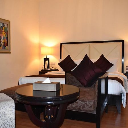 Ramada Plaza by Wyndham Karachi Airport Hotel Bagian luar foto A bedroom at the Taj Bengal