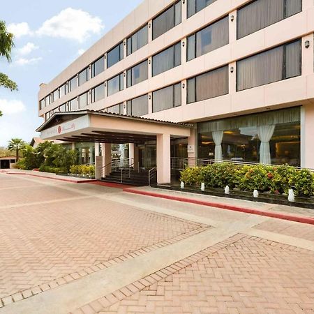 Ramada Plaza by Wyndham Karachi Airport Hotel Bagian luar foto The hotel's entrance