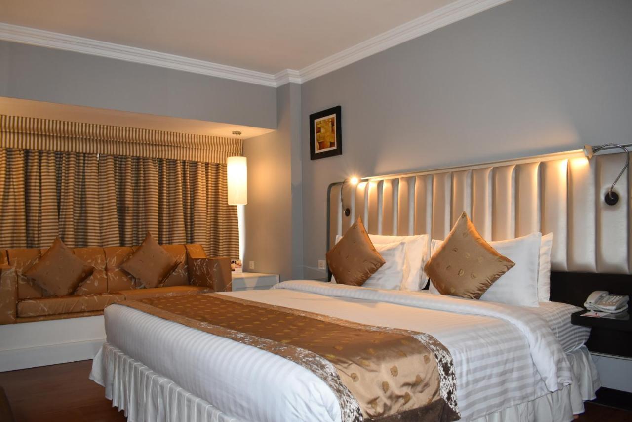 Ramada Plaza by Wyndham Karachi Airport Hotel Bagian luar foto A bedroom at the hotel