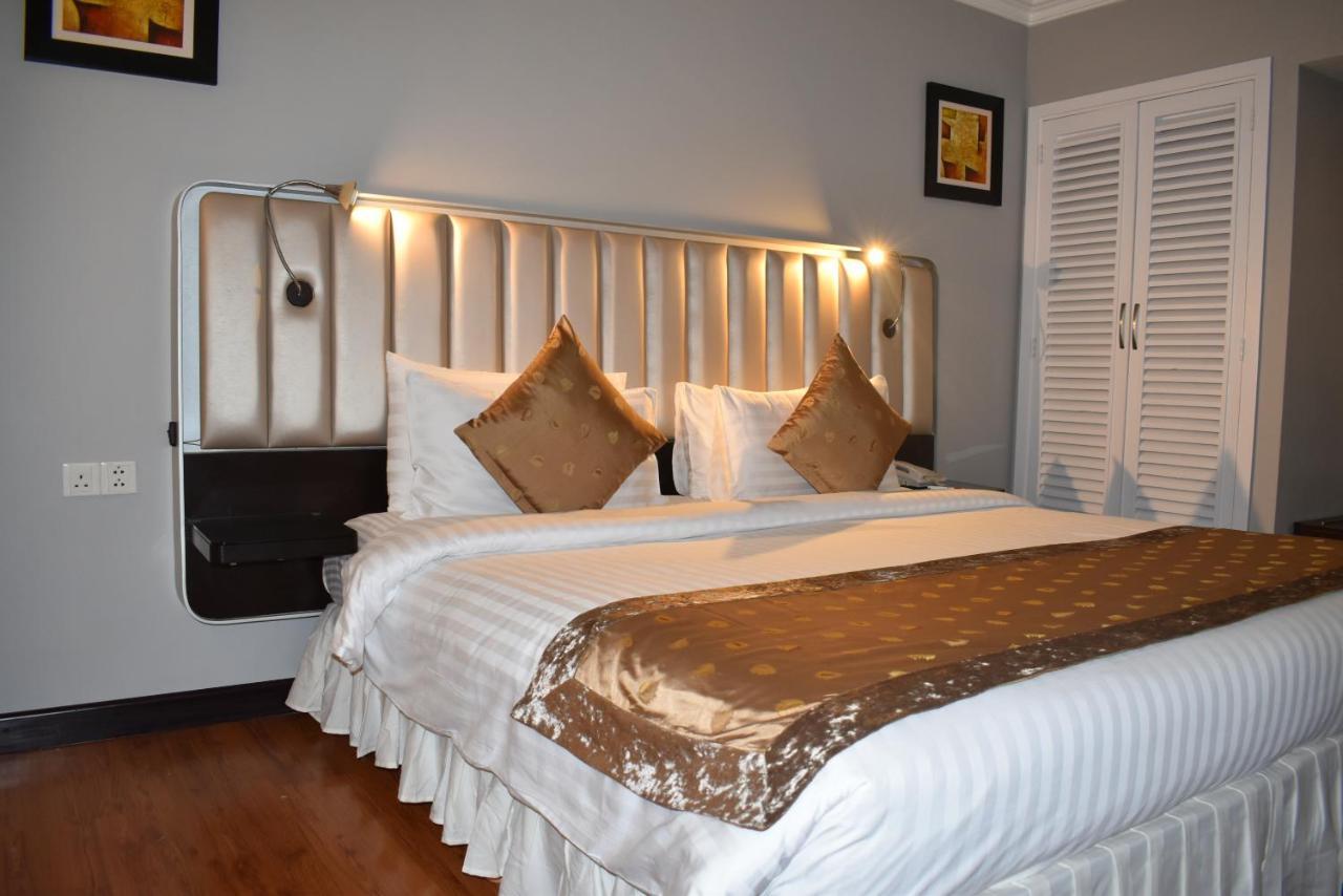 Ramada Plaza by Wyndham Karachi Airport Hotel Bagian luar foto A bedroom at the hotel