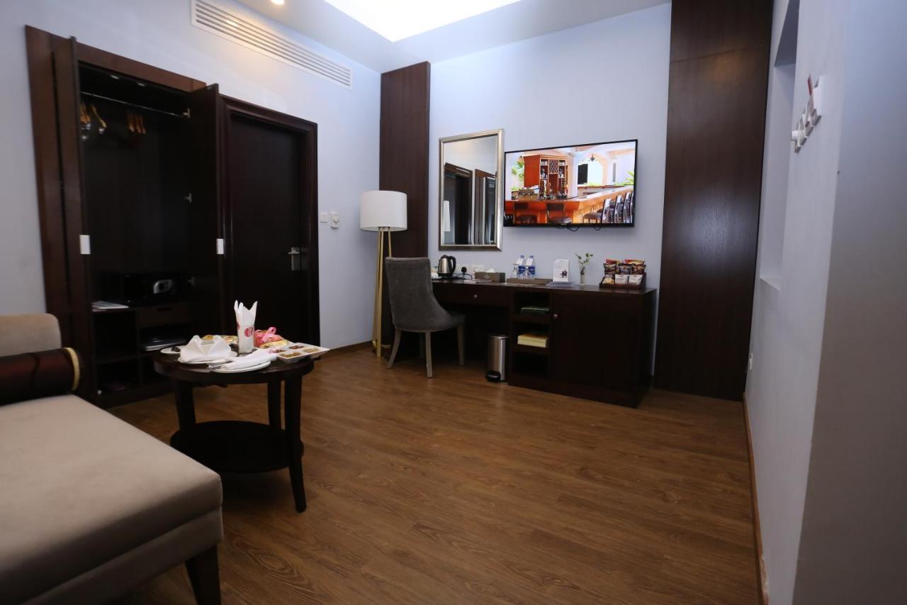 Ramada Plaza by Wyndham Karachi Airport Hotel Bagian luar foto A room at the hotel