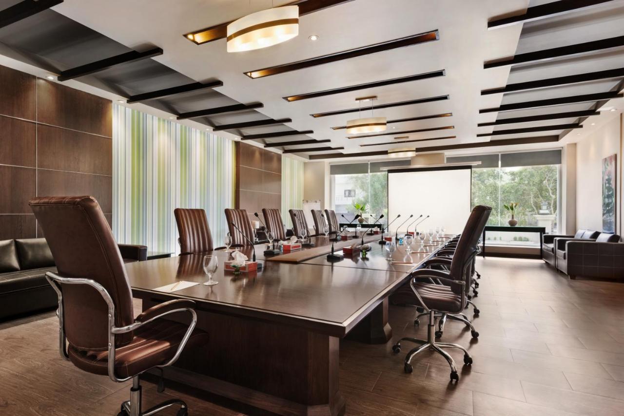 Ramada Plaza by Wyndham Karachi Airport Hotel Bagian luar foto Boardroom at the hotel