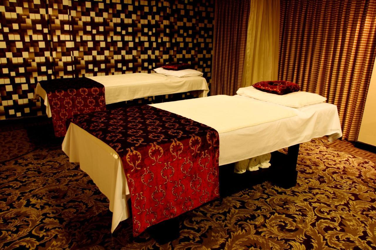 Ramada Plaza by Wyndham Karachi Airport Hotel Bagian luar foto Massage beds