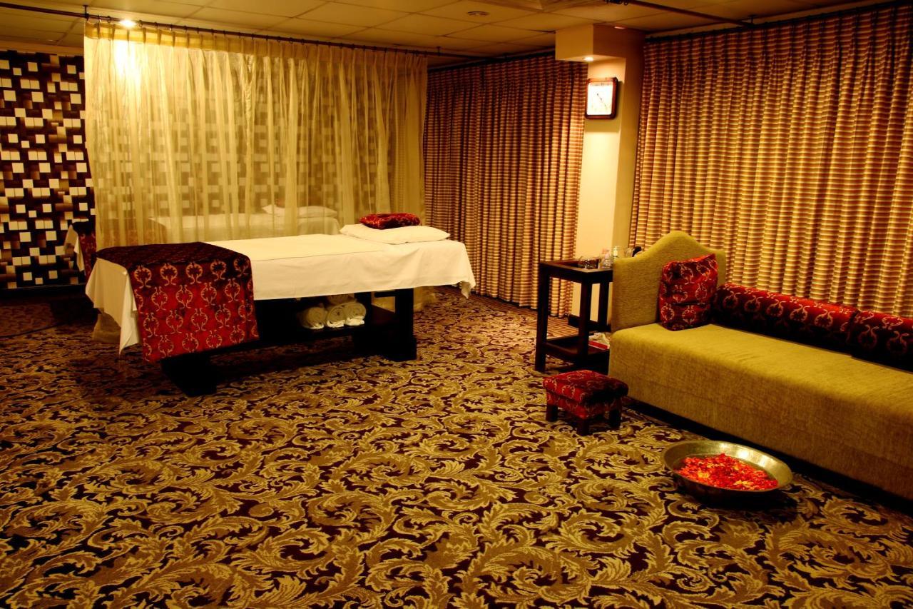 Ramada Plaza by Wyndham Karachi Airport Hotel Bagian luar foto A spa treatment room