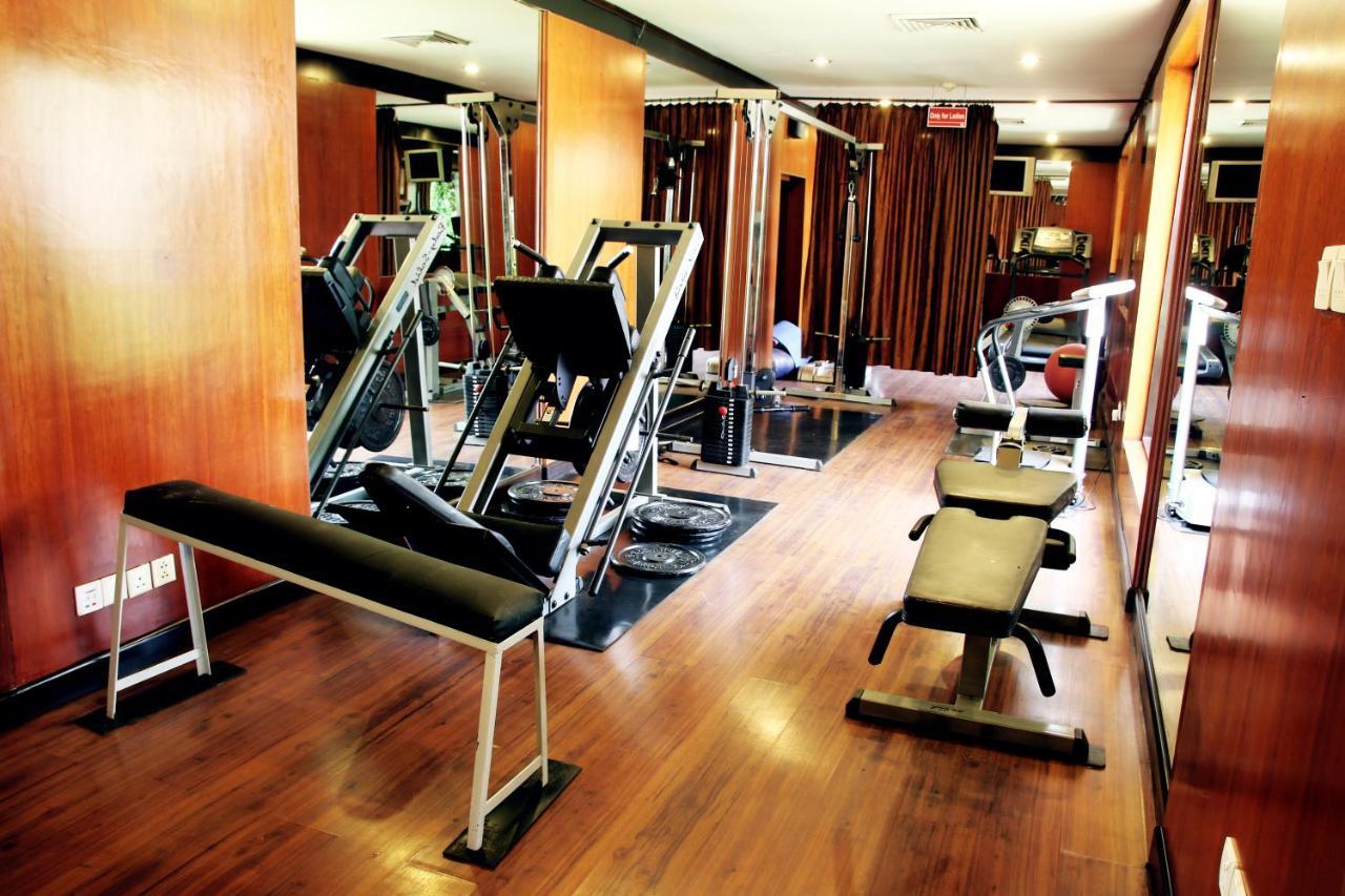 Ramada Plaza by Wyndham Karachi Airport Hotel Bagian luar foto The gym at the Taj Mahal Palace