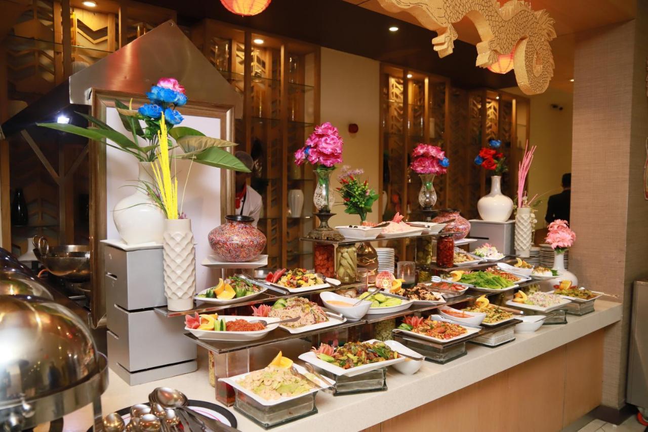 Ramada Plaza by Wyndham Karachi Airport Hotel Bagian luar foto A buffet at a hotel