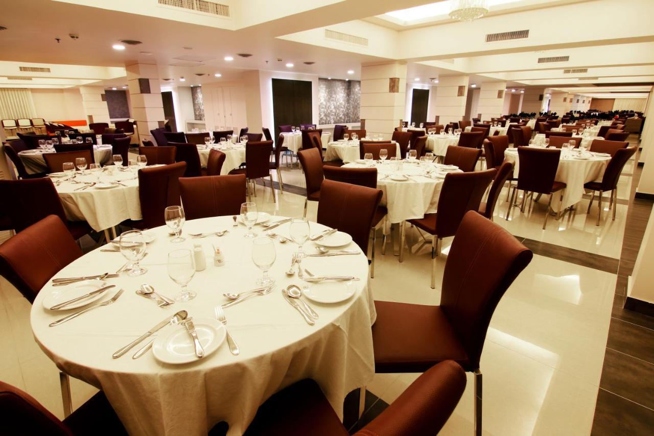 Ramada Plaza by Wyndham Karachi Airport Hotel Bagian luar foto The dining room at the 2011 World Economic Forum on the Middle East, Africa and India