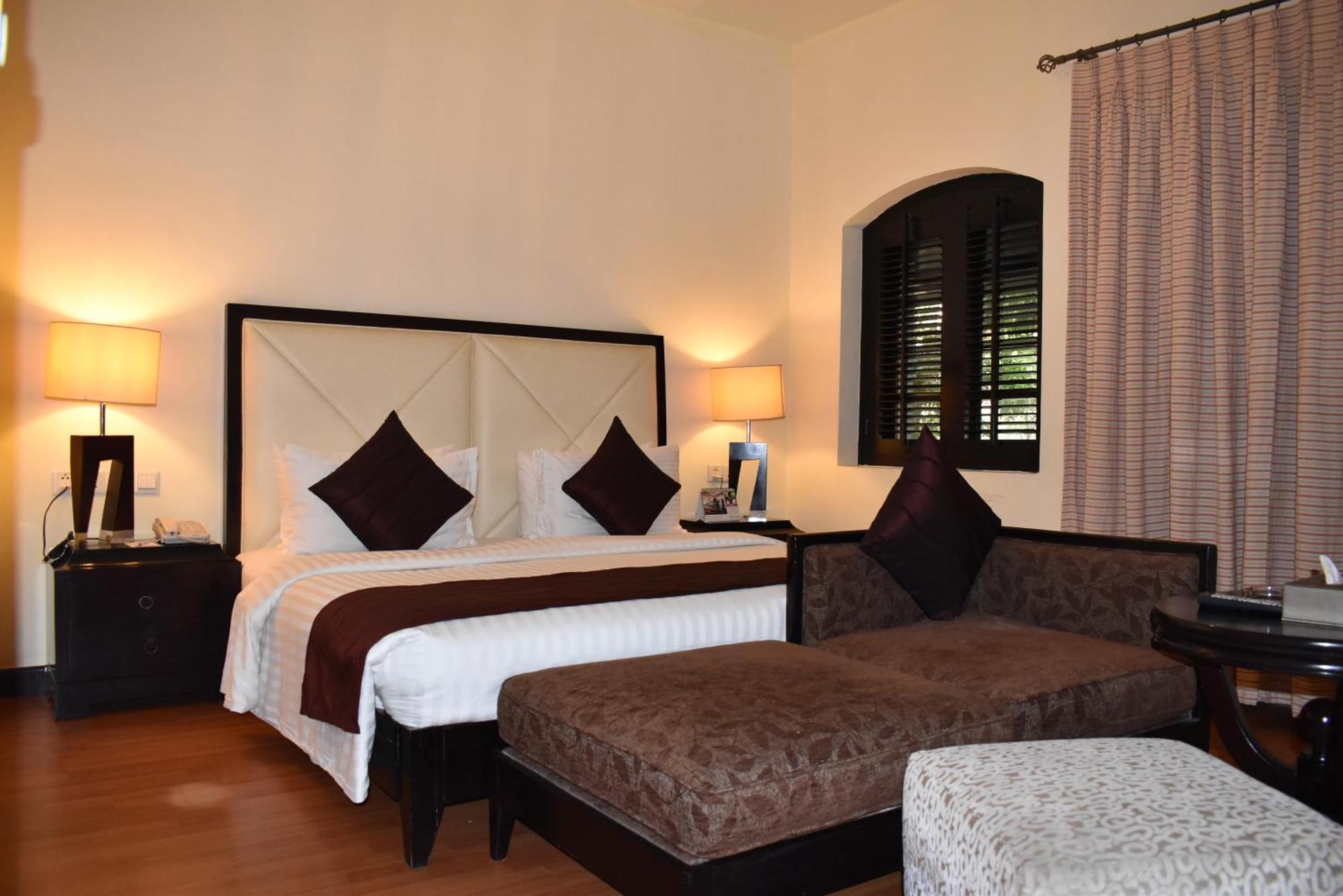 Ramada Plaza by Wyndham Karachi Airport Hotel Bagian luar foto A bedroom at the resort