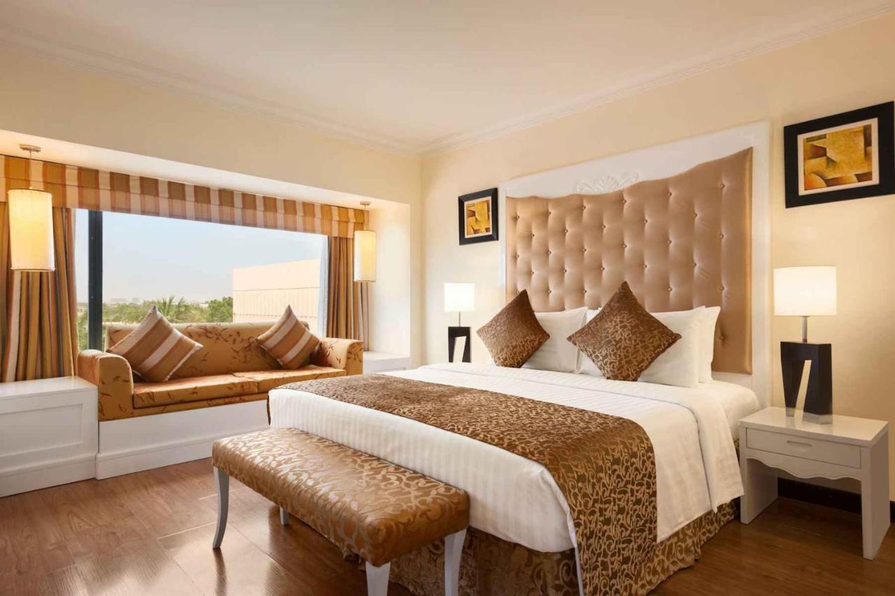 Ramada Plaza by Wyndham Karachi Airport Hotel Bagian luar foto Suite