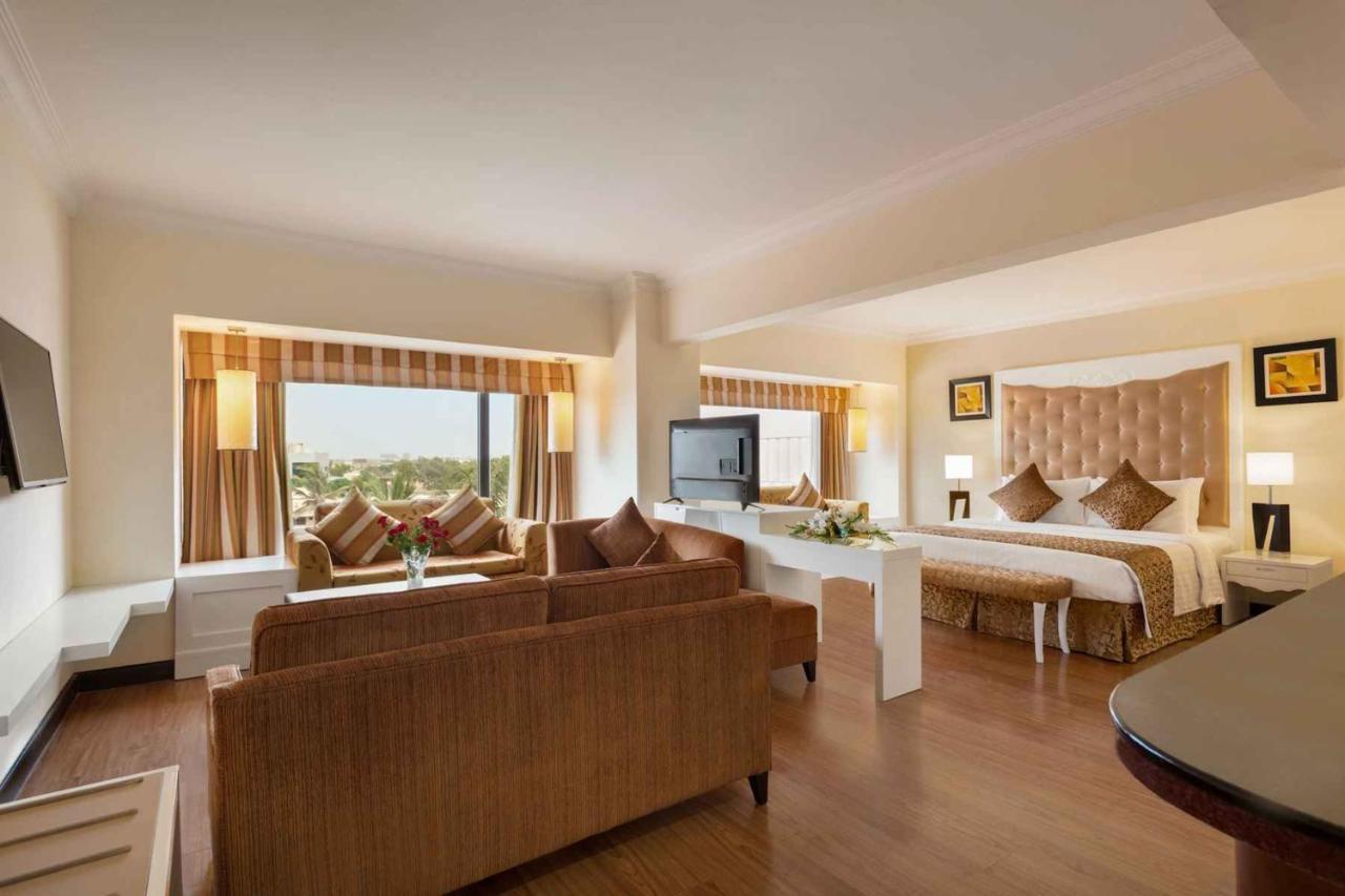 Ramada Plaza by Wyndham Karachi Airport Hotel Bagian luar foto