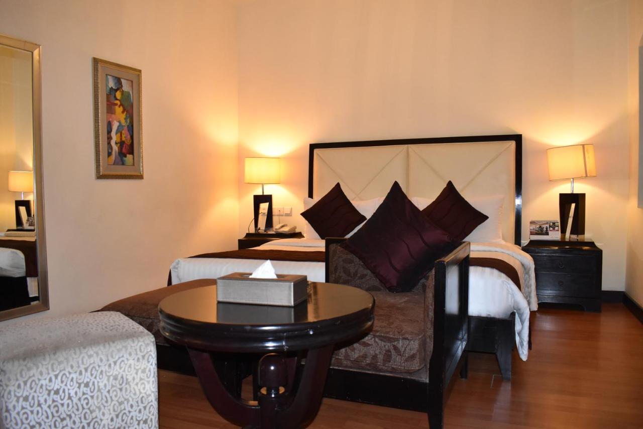 Ramada Plaza by Wyndham Karachi Airport Hotel Bagian luar foto A bedroom at the Taj Bengal