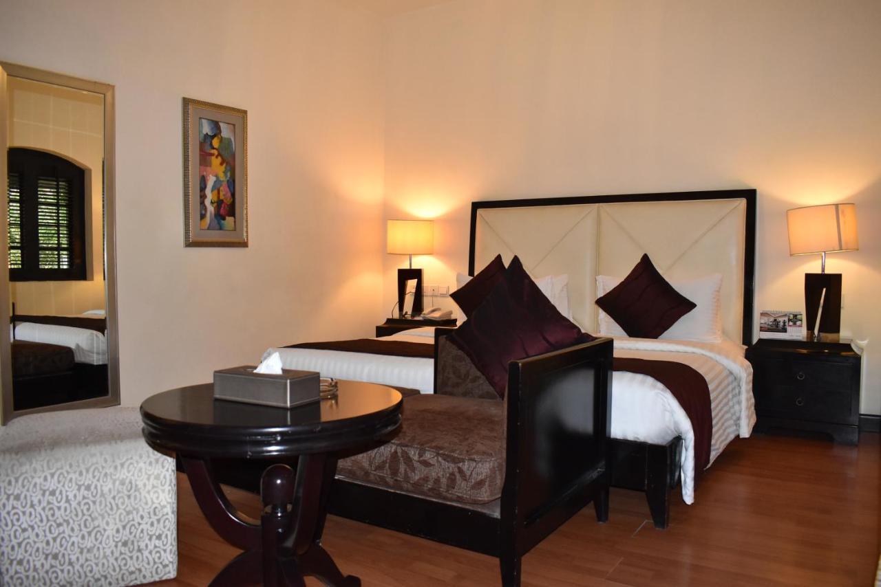 Ramada Plaza by Wyndham Karachi Airport Hotel Bagian luar foto A bedroom at the hotel