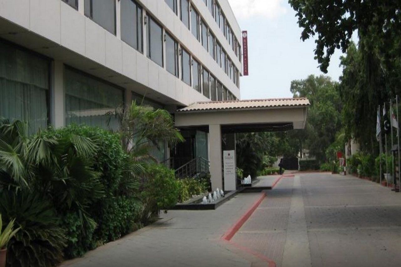 Ramada Plaza by Wyndham Karachi Airport Hotel Bagian luar foto The hotel's entrance