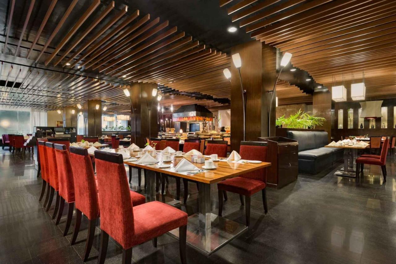 Ramada Plaza by Wyndham Karachi Airport Hotel Bagian luar foto The interior of the restaurant