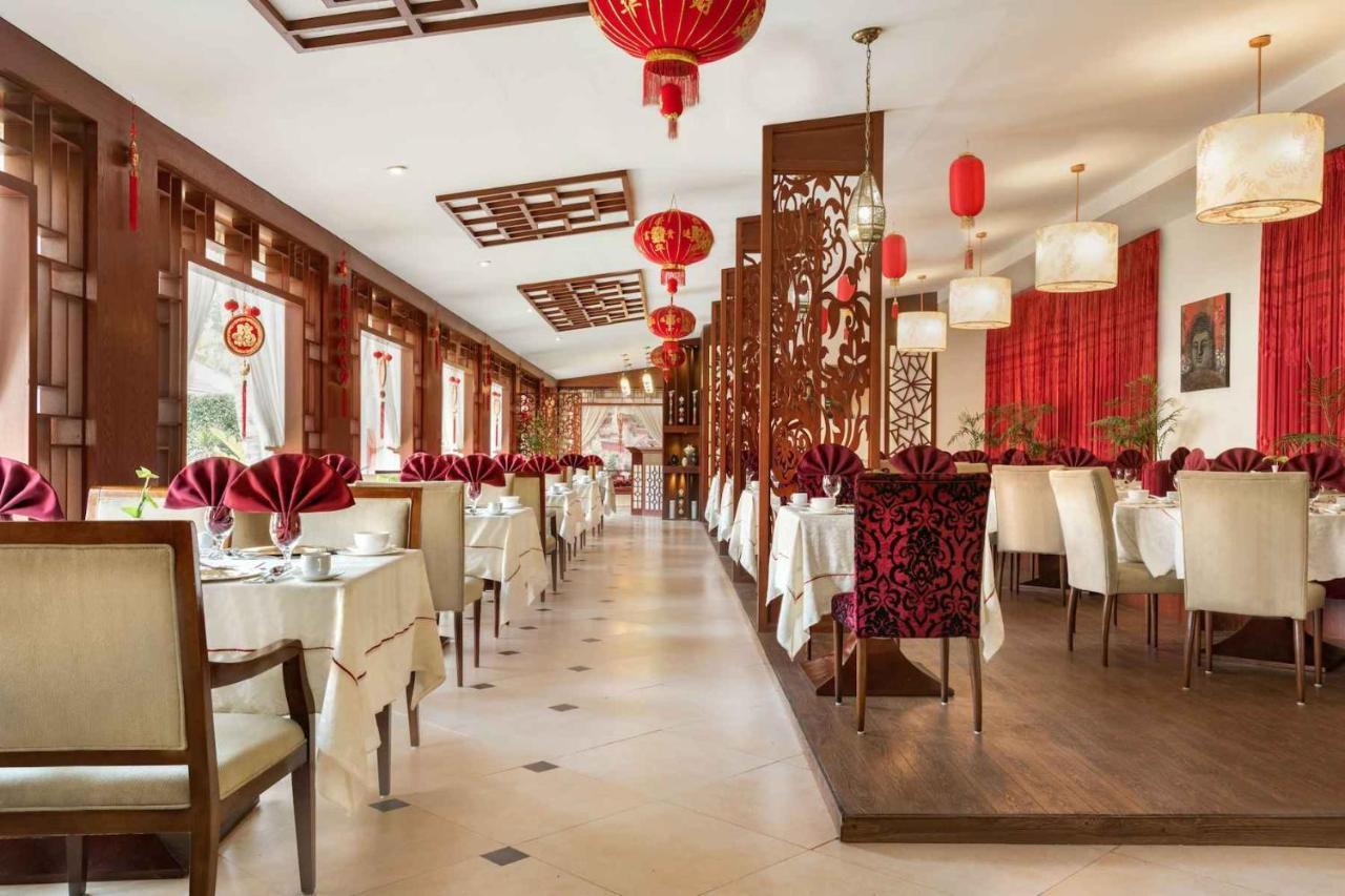 Ramada Plaza by Wyndham Karachi Airport Hotel Bagian luar foto The interior of a restaurant in Beijing