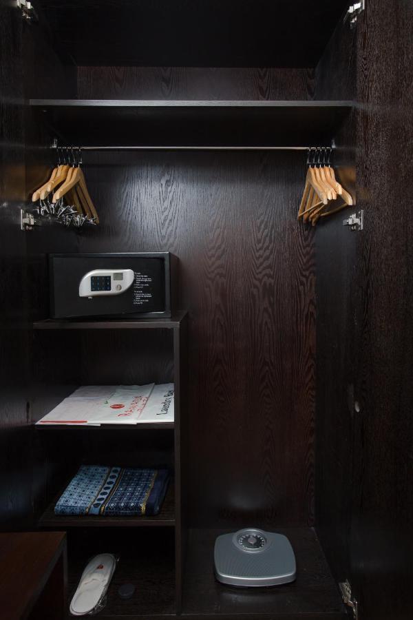 Ramada Plaza by Wyndham Karachi Airport Hotel Bagian luar foto A safe in a hotel room