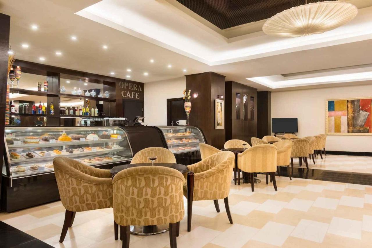 Ramada Plaza by Wyndham Karachi Airport Hotel Bagian luar foto The lobby café