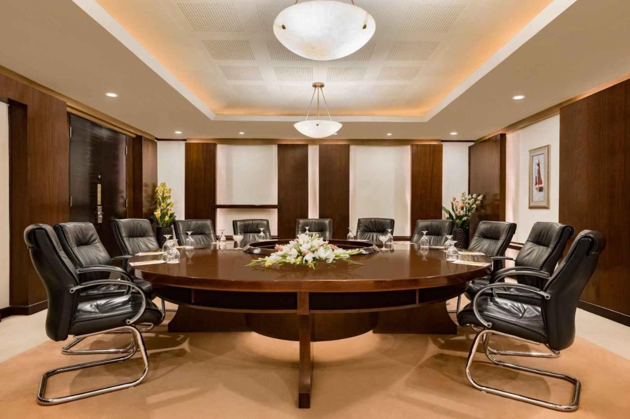 Ramada Plaza by Wyndham Karachi Airport Hotel Bagian luar foto Boardroom at the Four Seasons Hotel, London