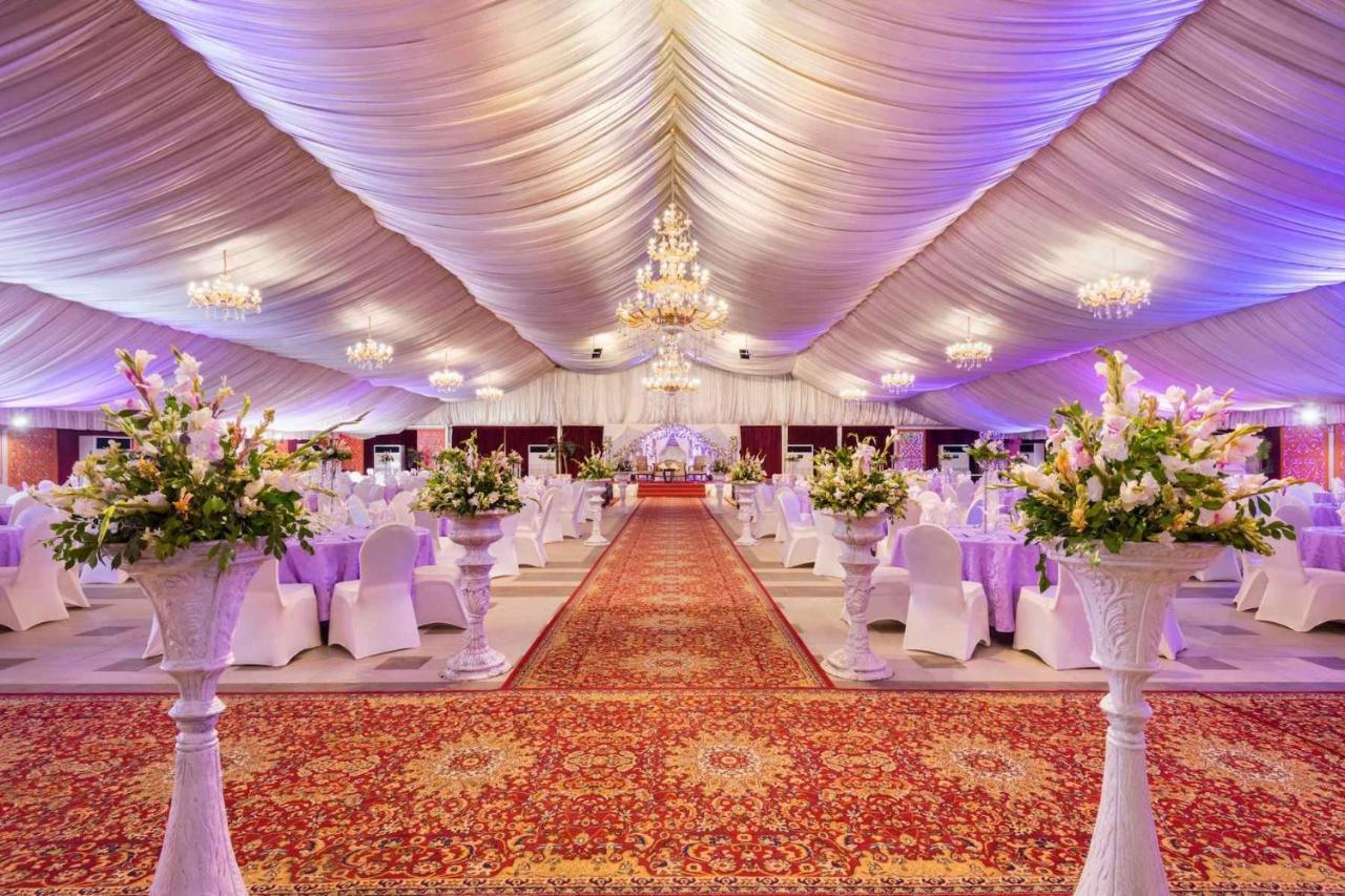 Ramada Plaza by Wyndham Karachi Airport Hotel Bagian luar foto A wedding reception in Karachi, Pakistan