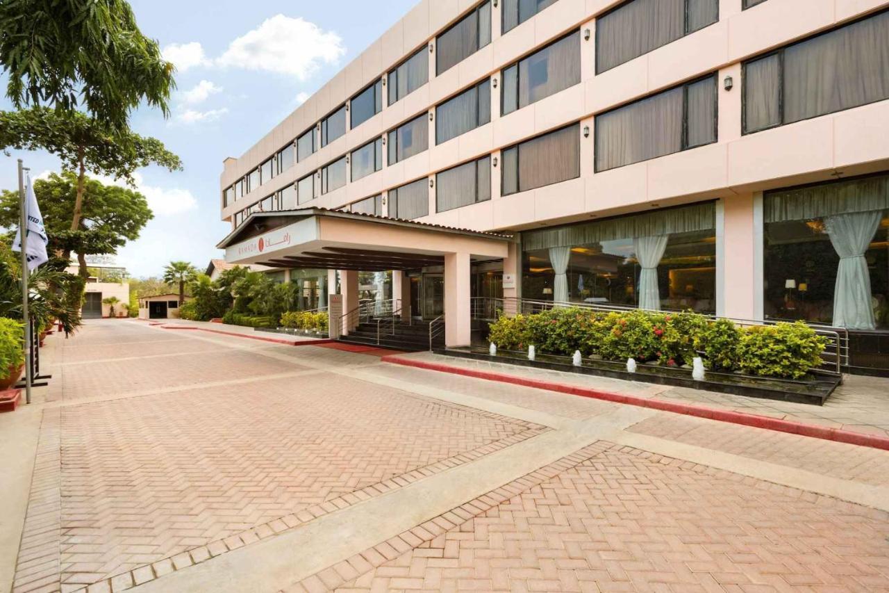 Ramada Plaza by Wyndham Karachi Airport Hotel Bagian luar foto The hotel's entrance