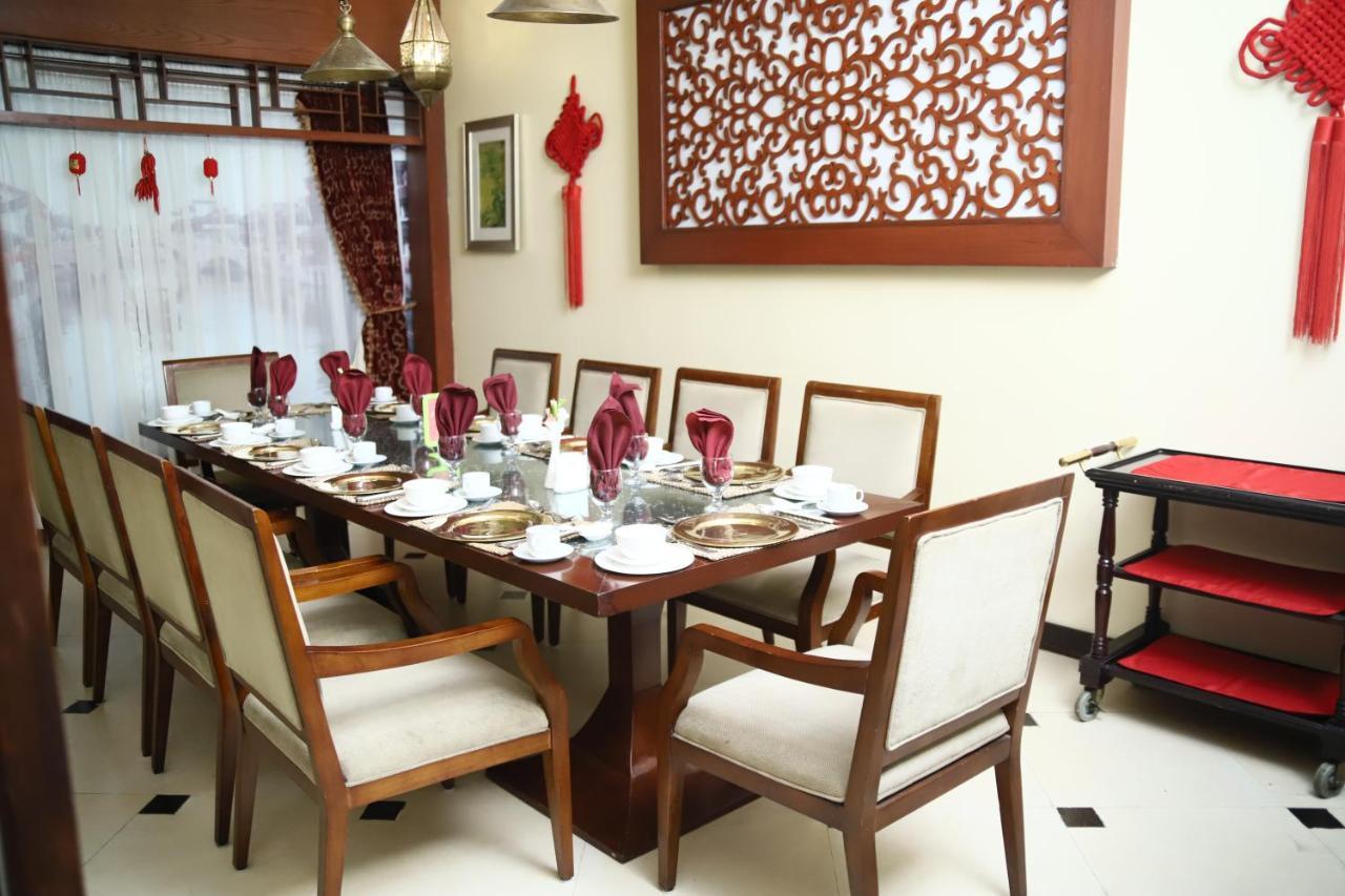 Ramada Plaza by Wyndham Karachi Airport Hotel Bagian luar foto A dining room in a house in Malaysia
