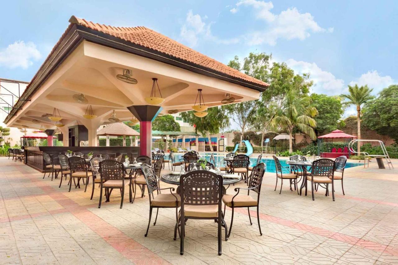 Ramada Plaza by Wyndham Karachi Airport Hotel Bagian luar foto The poolside bar at the hotel