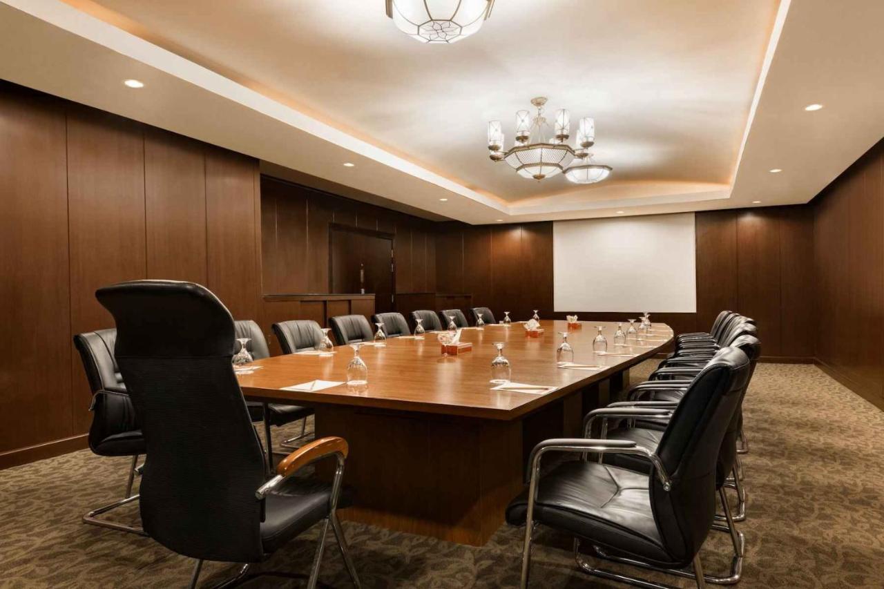 Ramada Plaza by Wyndham Karachi Airport Hotel Bagian luar foto Boardroom at the Westin