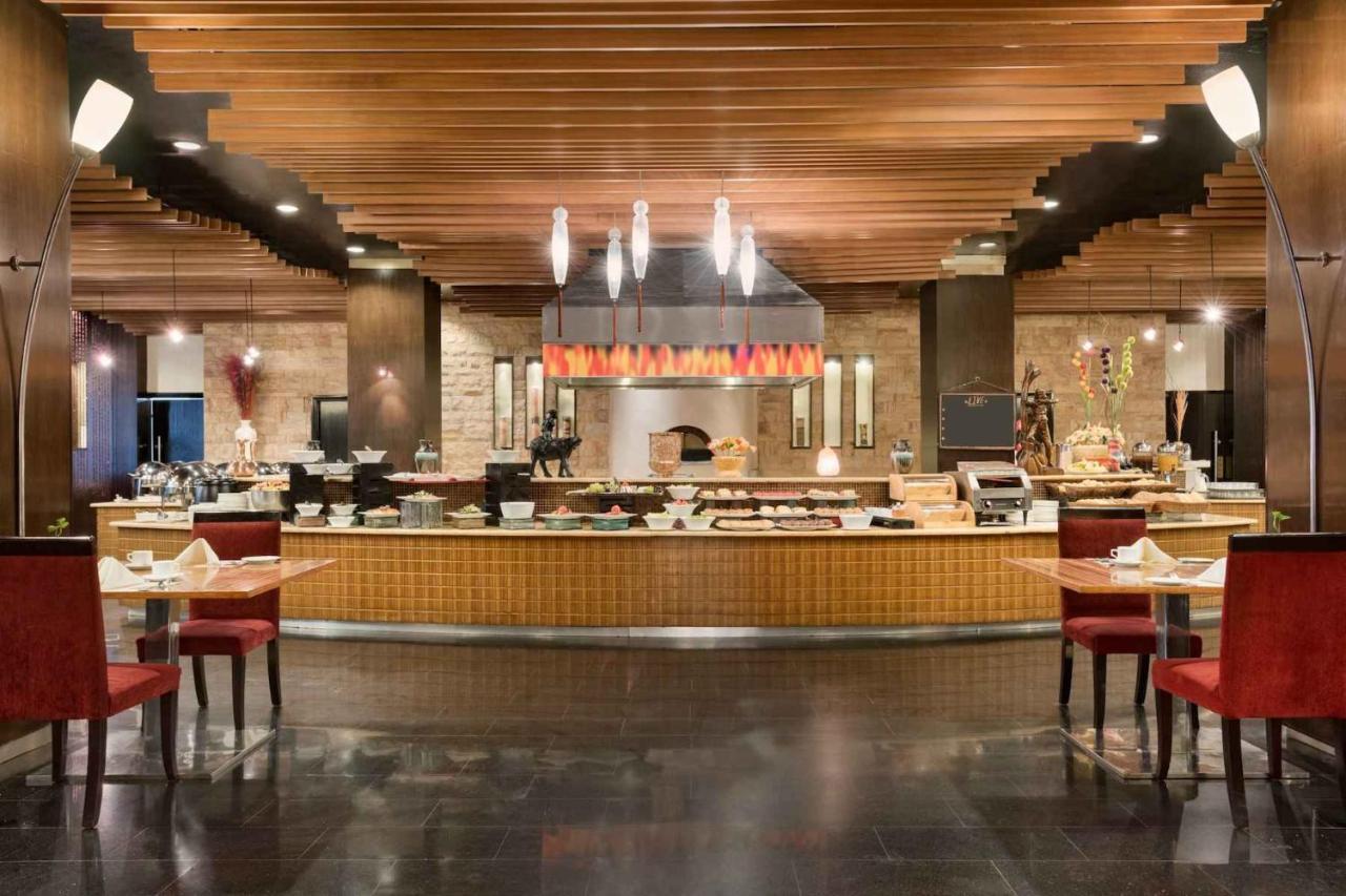Ramada Plaza by Wyndham Karachi Airport Hotel Bagian luar foto The restaurant