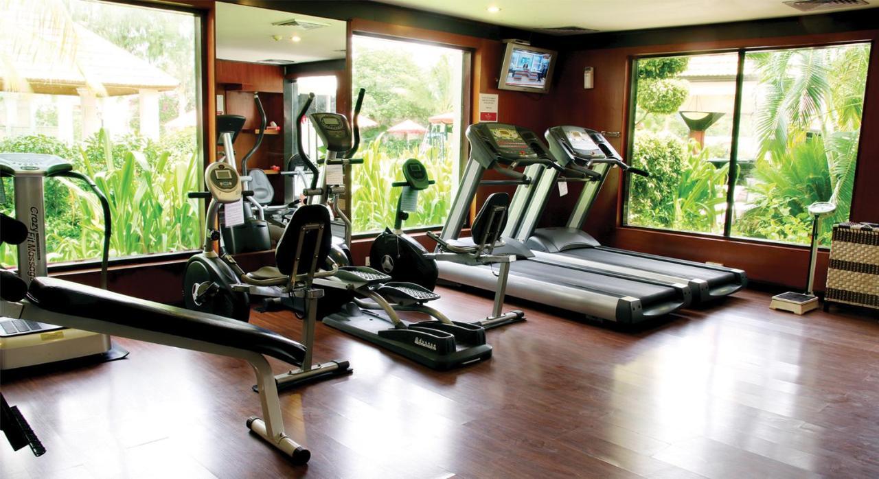 Ramada Plaza by Wyndham Karachi Airport Hotel Bagian luar foto A gym at a hotel