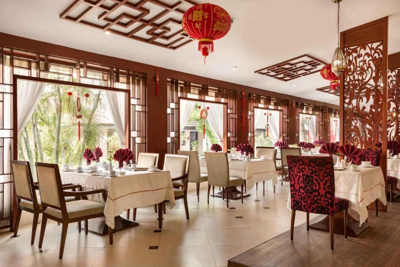 Ramada Plaza by Wyndham Karachi Airport Hotel Bagian luar foto Interior of a restaurant