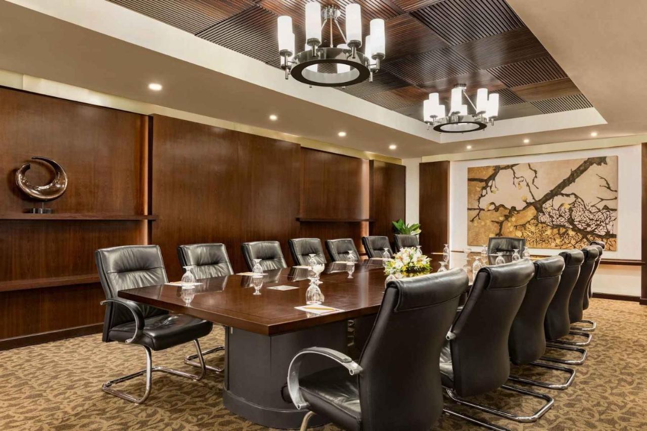 Ramada Plaza by Wyndham Karachi Airport Hotel Bagian luar foto Boardroom at the Westin Mumbai International