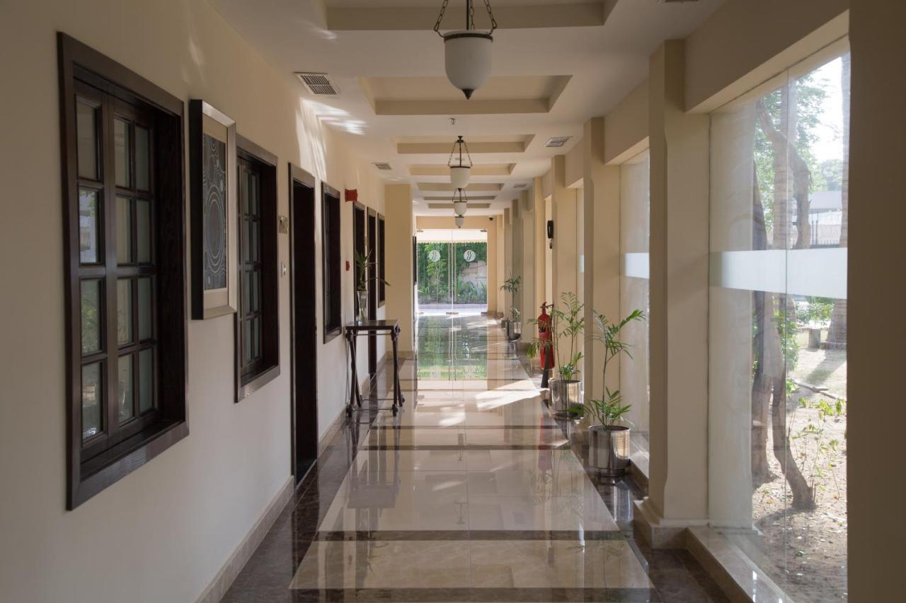 Ramada Plaza by Wyndham Karachi Airport Hotel Bagian luar foto A corridor at the hotel